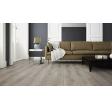 Wohnzimmer mit Laminatboden, Sofa und Tischlampe.