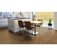 Heller Raum mit Holzboden, Esstisch und moderner Küchenzeile.