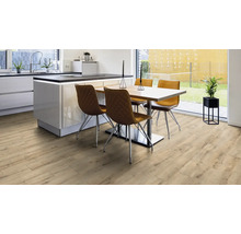 Heller Holzboden in einem modern eingerichteten Küchen- und Essbereich.