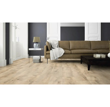 Heller Wohnraum mit Laminatboden, Sofa und Beistelltisch