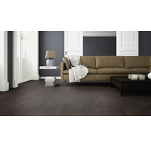 Wohnzimmer mit dunklem Holzboden, Sofa, Tisch und Lampe