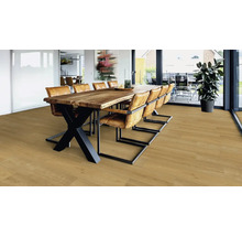 Esszimmer mit Holztisch, Polsterstühlen und Holzoptikboden