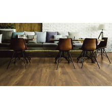 Szene mit Bodenbelag, Stühlen, Tisch und Sitzbank