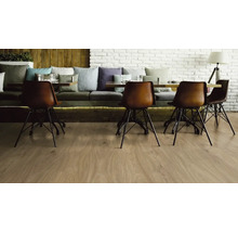 Innenraum mit Holzboden, Stühlen und Tisch