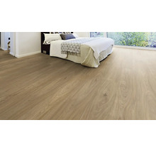 Heller Holzboden in einem Schlafzimmer mit Bett und Fenster.