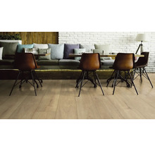 Gastraum mit Holzboden, Esstisch und Stühlen