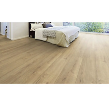 Heller Laminatboden im Schlafzimmer mit Bett und großem Fenster.