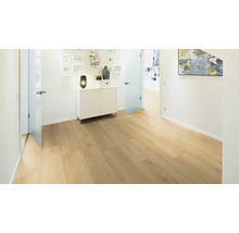 Heller Raum mit Holzboden, Kommode und Tür