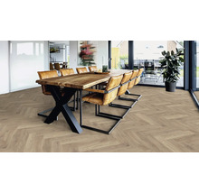 Esszimmer mit Holztisch, Stühlen und verlegtem Fischgrätboden