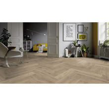 Helles Wohnzimmer mit Fischgrätenparkett, Sessel, Sofa und Dekorationsgegenständen für ein gemütliches Ambiente