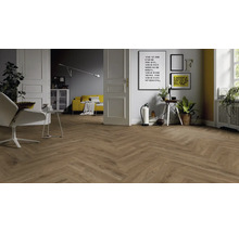 Wohnzimmer mit Fischgrätparkett, Sofa und dekorativen Elementen für ein gemütliches Ambiente