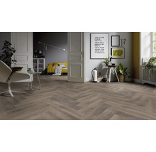 Innenraum mit verlegtem Laminatboden im Fischgrätmuster, Möbeln und Dekorationen