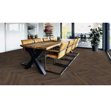 Esszimmer mit Esstisch, Stühlen und verlegtem Parkettboden im Fischgrätmuster.