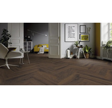 Innenraum mit dunklem Laminatboden im Fischgrätmuster, heller Einrichtung und Zimmerpflanzen.