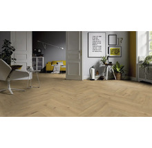 Helles Wohnzimmer mit Fischgrätparkett, Sessel, Sofa und dekorativen Elementen für ein gemütliches Ambiente.