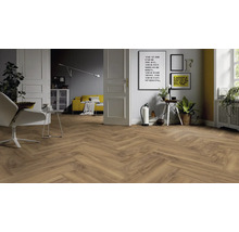 Innenraum mit verlegtem Holzboden im Fischgrätmuster