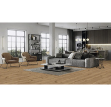 Wohnzimmer mit Holzboden, Sofa, Sesseln und Regalen.