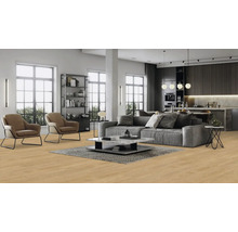 Wohnzimmer mit grauer Couch, Sesseln, Teppich und Holzboden