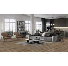 Helles Wohnzimmer mit Sofa, Sesseln und Holzboden