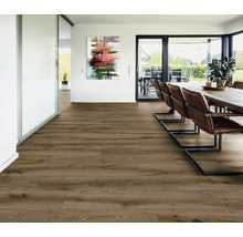 Wohnraum mit Holzboden, Esstisch und Stühlen.