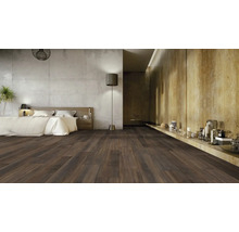 Schlafzimmer mit dunklem Holzboden, Bett, Stehlampe und dekorativer Wand