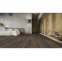 Schlafzimmer mit Holzboden, Bett, Stehlampe und dekorativen Elementen