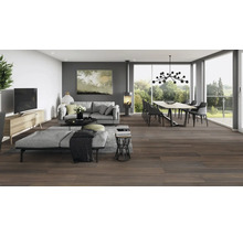 Heller Wohnraum mit Sofa, Esstisch, Kaminofen und Holzboden