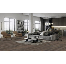 Heller Wohnraum mit Sofa, Sesseln und Regalen in modernem Design.