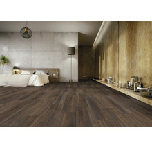 Schlafzimmer mit Holzboden, Bett und dekorativen Elementen für eine gemütliche Atmosphäre