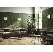 Restaurant mit Wandfliesen in Grün und Holzboden