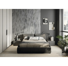 Schlafzimmer mit Bett, Nachttischen, Lampen, Bildern und Pflanzen