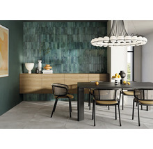 Esszimmer mit Fliesenwand, Tisch, Stühlen und Beleuchtung