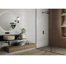 Modernes Badezimmer mit Waschbecken, Spiegel, Regendusche und Holzfußboden