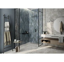 Badezimmer mit Dusche, Waschbecken, Spiegel und Handtuchhalter