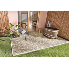 Außenbereich mit Pflastersteinen, Holzwand und Holzbadewanne