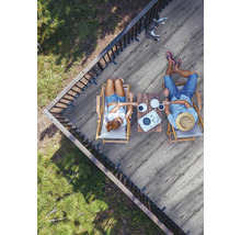 Dachterrasse mit Holzboden, Liegestühlen und entspannten Personen