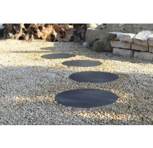 Trittplatten aus Stein in Kiesbettung