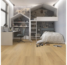 Kinderzimmer mit Hochbett, Schreibtisch und Weltkarten-Tapete