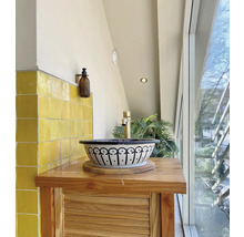 Badezimmer mit Aufsatzwaschbecken, Armatur und gelben Fliesen
