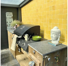 Außenküche mit Grill, Arbeitsfläche und Buddha-Statue
