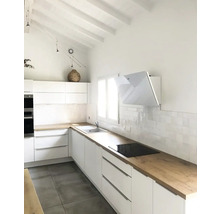 Helle Küche mit weißen Schränken, Holz-Arbeitsplatten, Spüle und Dunstabzugshaube