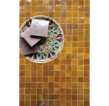 Quadratische Fliesen auf einem Tisch mit dekorativem Teller und quadratischen Fliesenmustern