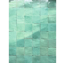 Quadratische, türkisfarbene Fliesen für Wand- und Bodenbeläge