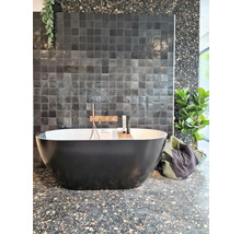 Badezimmer mit freistehender Badewanne, Fliesenwand und Terrazzoboden