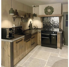 Landhausküche mit Holzelementen, Steinboden, Spüle, Herd und Dekoration