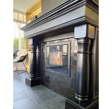 Klassischer Kamin mit schwarzer Verkleidung und Fliesen