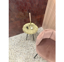 Dekorative Szene mit Beistelltisch in Blattform, Kerze und Sessel