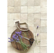 Fliesenwand mit Holzbrett, Lavendelblüten und einer Schere
