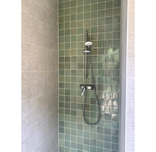 Geflieste Dusche mit Armatur und Handbrause