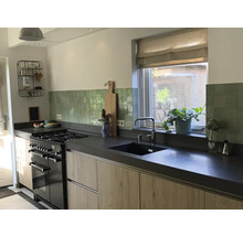 Küchenszene mit Herd, Spüle, Fenster und Küchenutensilien